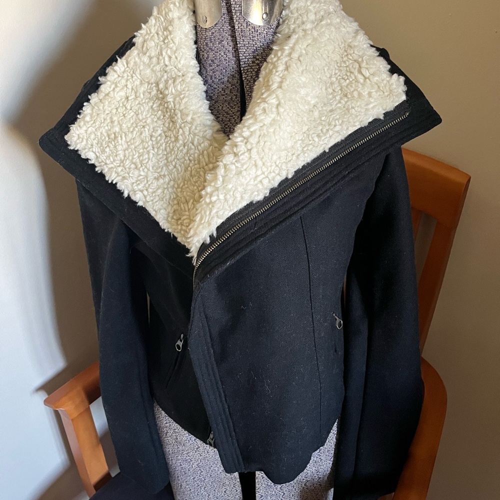 NWT Women's Black Jacket size S Gap Factory  Sherpa detail